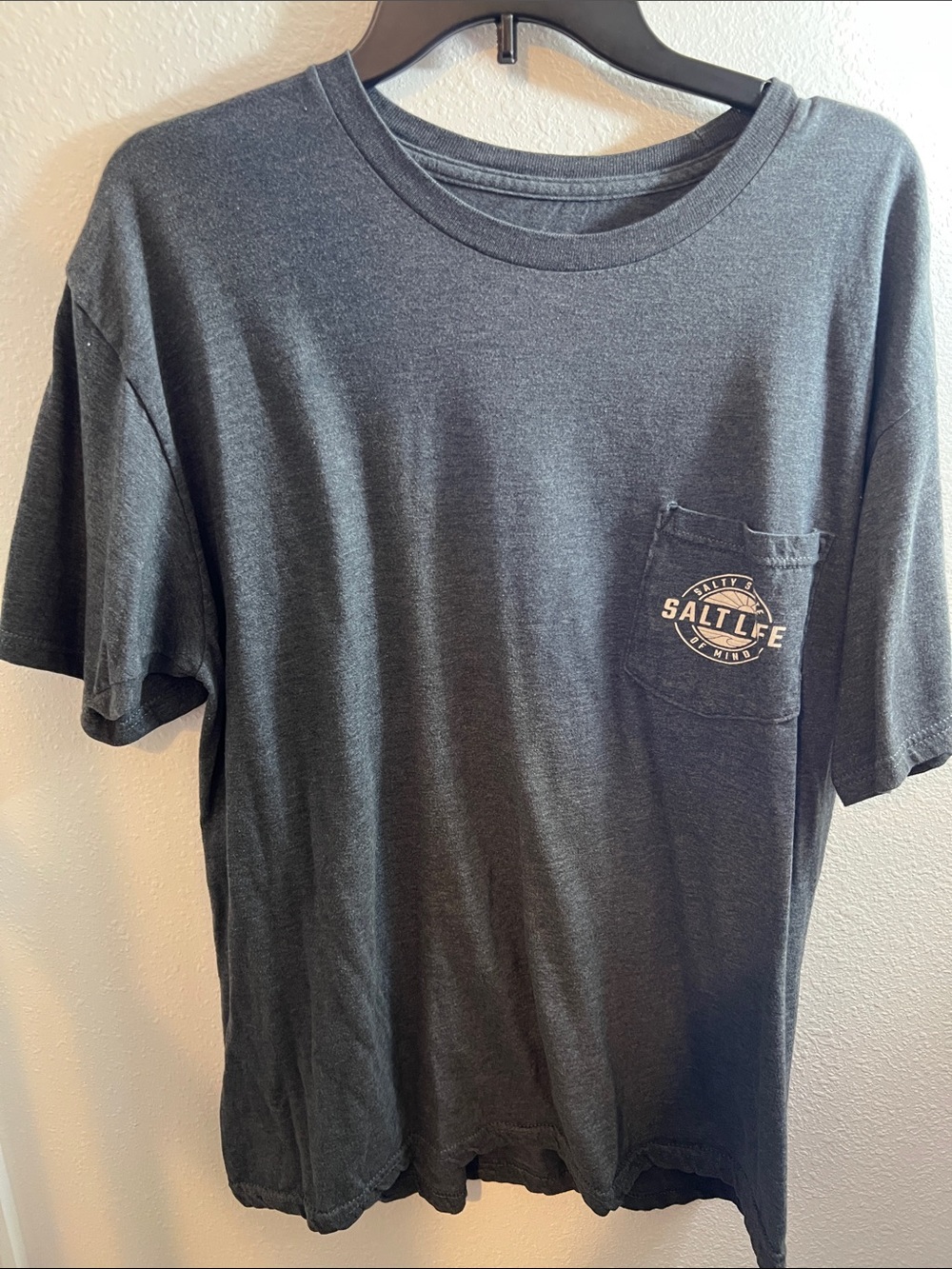 Salt Life Men's Short Sleeve Pocket Tee — Charcoal Gray